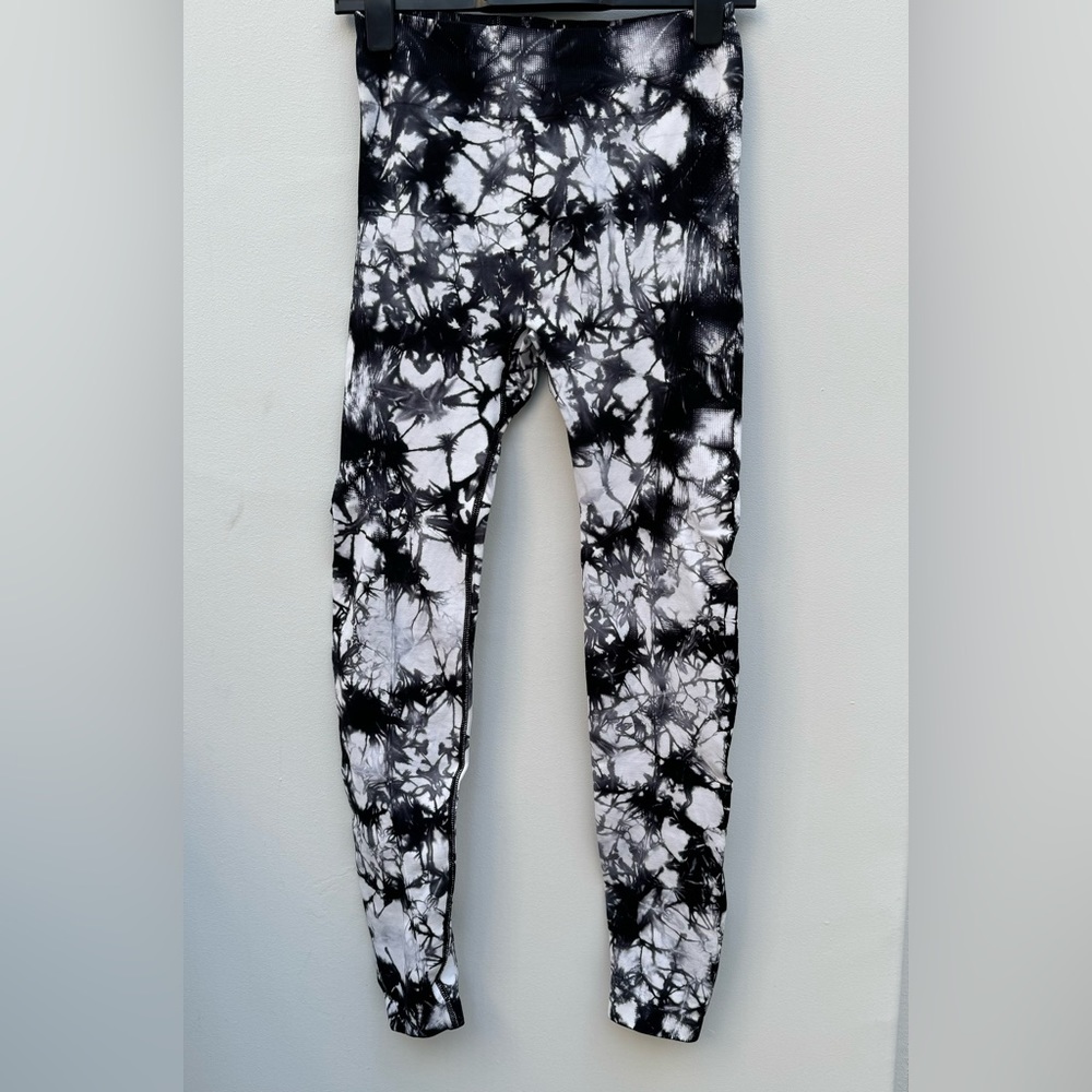 Peach leggings with compression at waist and sides. Size M. Black & white marble